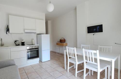 Magreglio Apartamento | Dinky's apartment with a balcony overlooking the woods