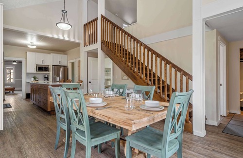 Drumheller Casa | Dino's Last Post | Sleeps 8 | Private Backyard! |