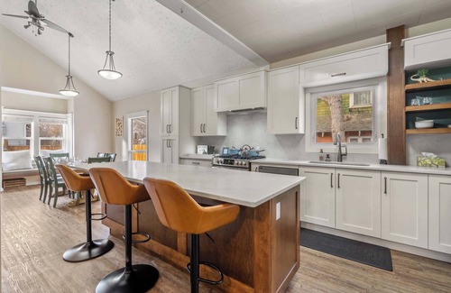 Drumheller Casa | Dino's Last Post | Sleeps 8 | Private Backyard! |