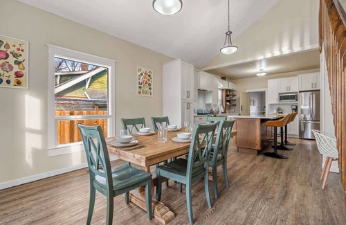 Drumheller Casa | Dino's Last Post | Sleeps 8 | Private Backyard! |