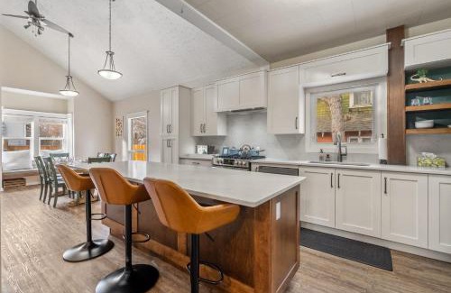 Drumheller Casa | Dinos Last Post - Family Friendly 4 Bedrooms