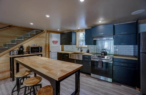 Washougal Casa | Dinosaur-Themed Retreat | Unique Family Adventure