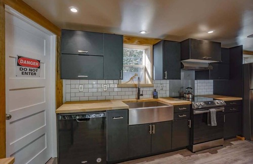 Washougal Casa | Dinosaur-Themed Retreat | Unique Family Adventure