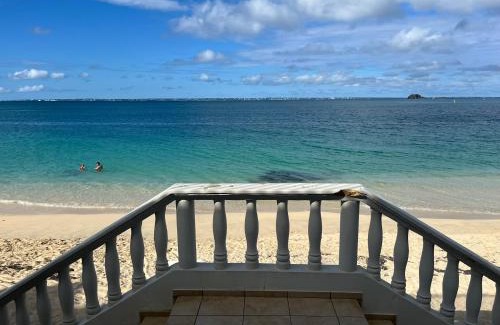 Grand Case Apartamento | Direct Beach Access, Modern Stay with Hill View