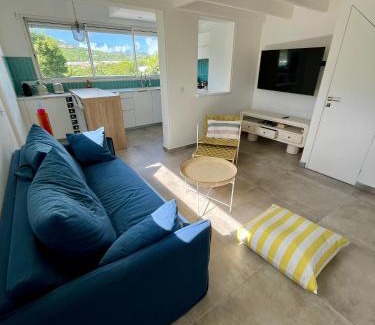 Grand Case Apartamento | Direct Beach Access, Modern Stay with Hill View