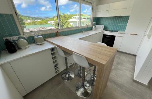 Grand Case Apartamento | Direct Beach Access, Modern Stay with Hill View