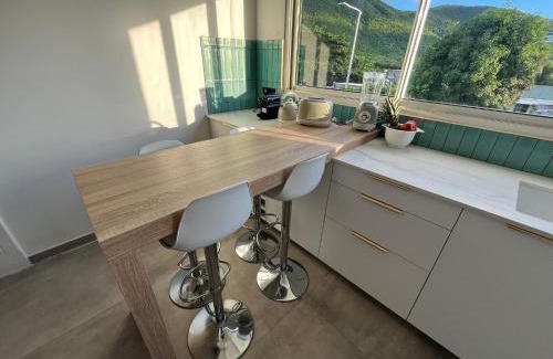 Grand Case Apartamento | Direct Beach Access, Modern Stay with Hill View