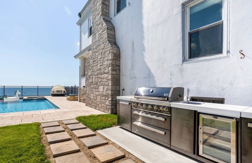 Niantic Casa | Direct Beach Water Front with Heated Pool