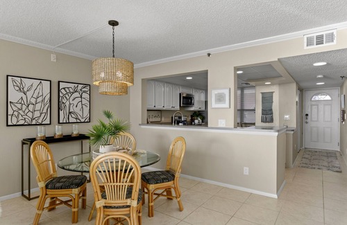 Redington Shores Condominio | Direct Beachfront Luxury Condo with Gulf side heated pool, VIEWS!