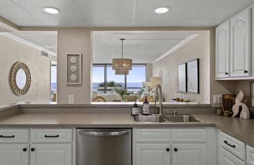 Redington Shores Condominio | Direct Beachfront Luxury Condo with Gulf side heated pool, VIEWS!