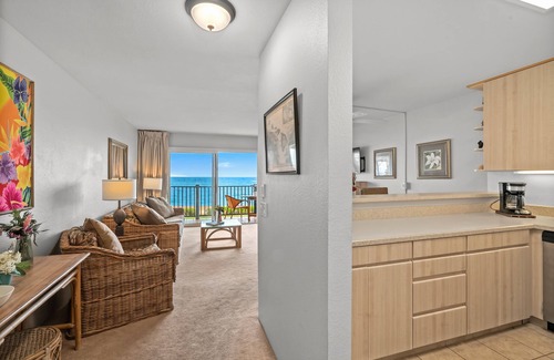 Kapaa Condominio | Direct Beachfront/Oceanfront Condo - 3 minute walk into Kapa'a