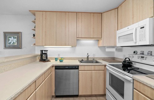 Kapaa Condominio | Direct Beachfront/Oceanfront Condo - 3 minute walk into Kapa'a