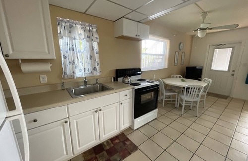 Englewood Apartamento | Direct Beachfront Unit-Ground Level-Walking Distance to all Bars and Restaurants