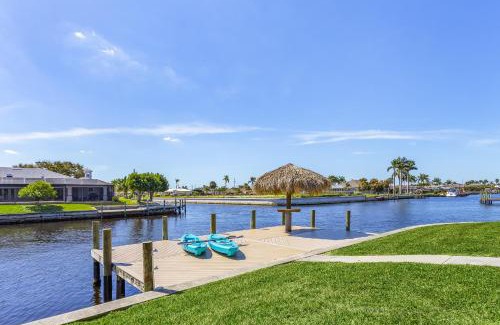 Caloosahatchee Casa | DIRECT GULF ACCESS, INTERSECTING CANAL, POOL HOME minutes from the RIVER! - Villa Southern Charm