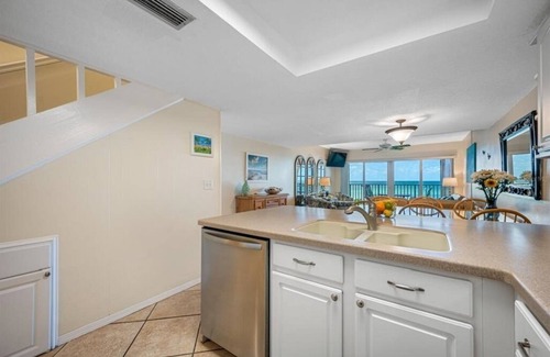 Independence Square Condominio | DIRECT Gulf Front! NOT Overlooking Pool! Expansive Views of Gulf North & South.
