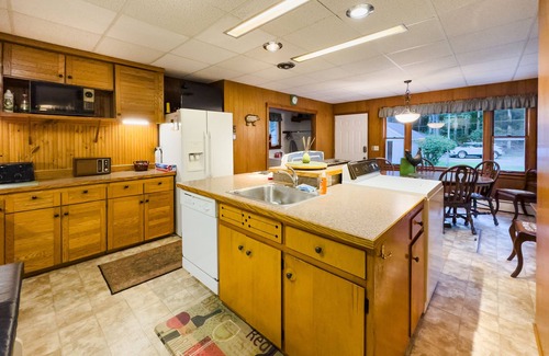 Higgins Lake Cabaña | 100 'privado, Sandy Lakefront! Cabaña familiar para 8-10! ¡Tarifas de otoño disponibles!