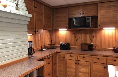Higgins Lake Cabaña | 100 'privado, Sandy Lakefront! Cabaña familiar para 8-10! ¡Tarifas de otoño disponibles!