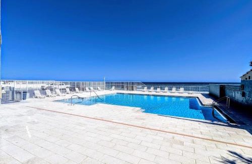 East Daytona Apartamento | Direct Oceanfront Private Balcony Tiki King bed