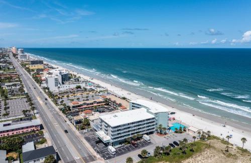 East Daytona Apartamento | Direct Oceanfront Private Balcony Tiki King bed