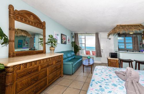 East Daytona Apartamento | Direct Oceanfront Private Balcony Tiki King bed
