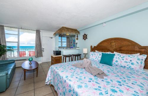 East Daytona Apartamento | Direct Oceanfront Private Balcony Tiki King bed