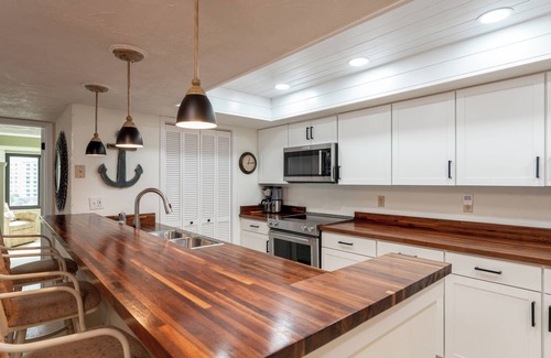 Ormond-by-the-Sea Condominio | Direct oceanfront corner condo with big balcony, heated beachfront pool and garage parking