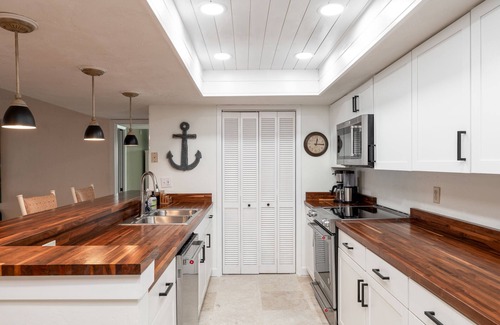 Ormond-by-the-Sea Condominio | Direct oceanfront corner condo with big balcony, heated beachfront pool and garage parking