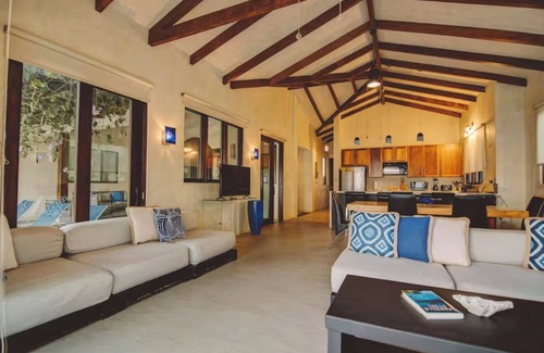 Las Escobas del Venado Casa | Casa Azul, directamente en playa venao, el mejor surf en Panamá, para 6-9 +