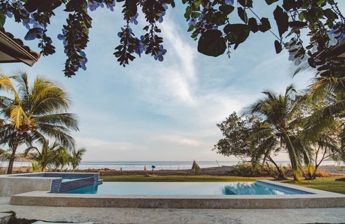 Las Escobas del Venado Casa | Casa Azul, directamente en playa venao, el mejor surf en Panamá, para 6-9 +