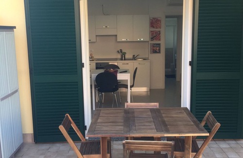 Badesi Apartamento | directamente en el mar apartamento nuevo con jardín y piscina