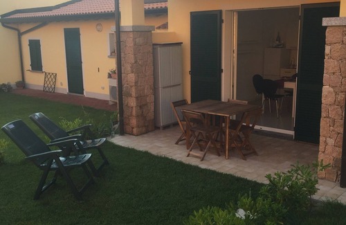 Badesi Apartamento | directamente en el mar apartamento nuevo con jardín y piscina