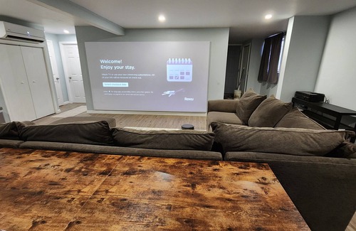 Erie Casa | Director’s Cut Getaway - 4BR Sleeps 10-Smart Home