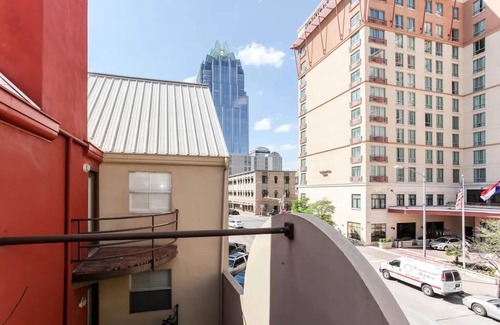Waller Creek District Condominio | Disfrute de dos niveles de alojamiento en el corazón de la acción Downtown.