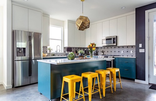 East Cesar Chavez Casa | Disco Den w Hot Tub 6 min Walk to Rainey St