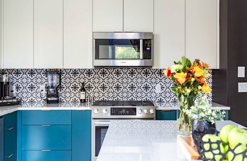 East Cesar Chavez Casa | Disco Den w Hot Tub 6 min Walk to Rainey St