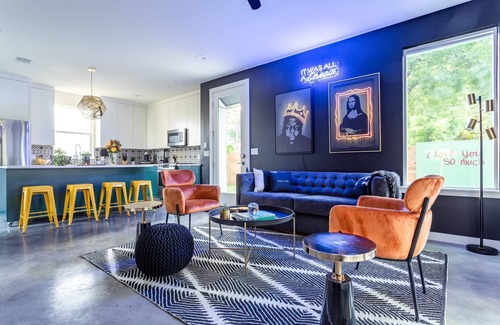 East Cesar Chavez Casa | Disco Den w Hot Tub 6 min Walk to Rainey St
