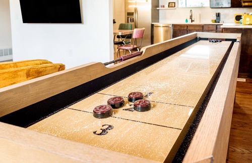 South Westminster Casa | DiscoDen~Easy Access to Boulder, DT & Red Rocks w/ Shuffleboard, Firepit &Murals
