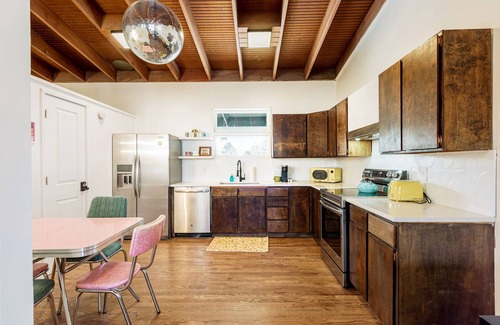 South Westminster Casa | DiscoDen~Easy Access to Boulder, DT & Red Rocks w/ Shuffleboard, Firepit &Murals
