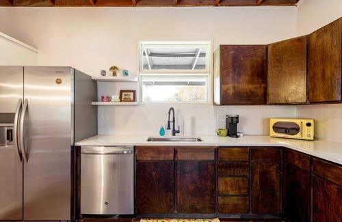 South Westminster Casa | DiscoDen~Easy Access to Boulder, DT & Red Rocks w/ Shuffleboard, Firepit &Murals