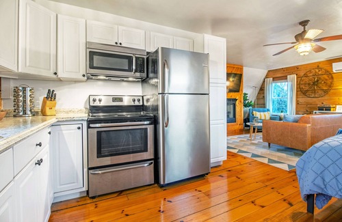 Stanley Casa | Discount avail! Couples retreat in Shenandoah, grill, firepit, 2 apts.