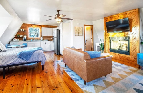 Stanley Casa | Discount avail! Couples retreat in Shenandoah, grill, firepit, 2 apts.