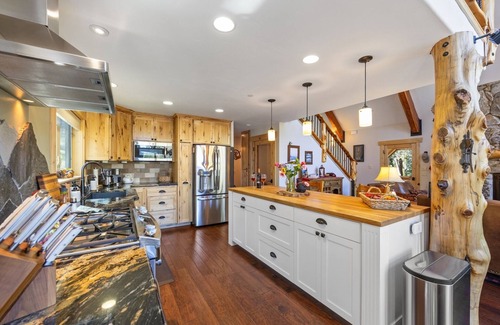 Soda Springs Cabina | Discount dates at the Hillside Mountain Retreat, elegantly rustic