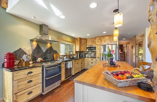 Soda Springs Cabina | Discount dates at the Hillside Mountain Retreat, elegantly rustic