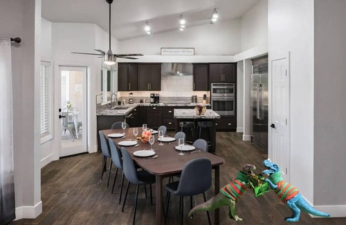 Estate Grove Valencia Est Casa | Discount! Luxe Oasis w/Pool & Mini-Golf, Game Rm