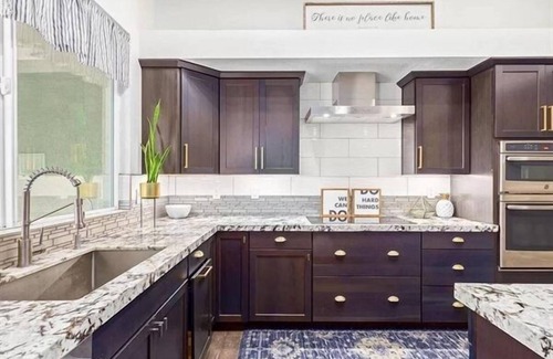 Estate Grove Valencia Est Casa | Discount! Luxe Oasis w/Pool & Mini-Golf, Game Rm