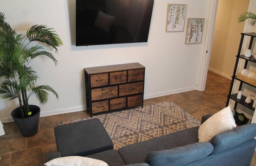 Fondren Apartamento | Discounted Cozy Home with Modern Amenities