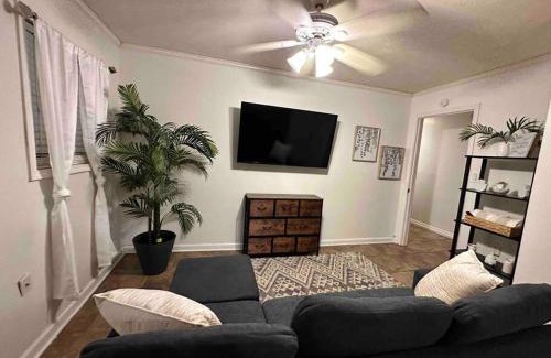 Fondren Apartamento | Discounted Cozy Home with Modern Amenities