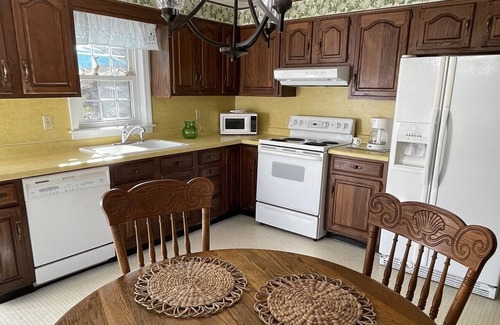 Bat Cave Cabaña | DISCOUNTED RATES FOR THE REMAINDER OF 2023! LOVELY 2BR/1BATH COTTAGE W/SUNPORCH, MOUNTAIN VIEWS, RIGHT ON REEDY PATCH CREEK!
