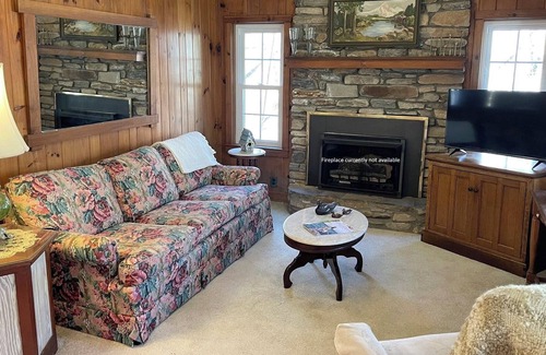 Bat Cave Cabaña | DISCOUNTED RATES FOR THE REMAINDER OF 2023! LOVELY 2BR/1BATH COTTAGE W/SUNPORCH, MOUNTAIN VIEWS, RIGHT ON REEDY PATCH CREEK!