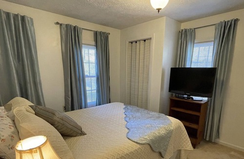 Bat Cave Cabaña | DISCOUNTED RATES FOR THE REMAINDER OF 2023! LOVELY 2BR/1BATH COTTAGE W/SUNPORCH, MOUNTAIN VIEWS, RIGHT ON REEDY PATCH CREEK!